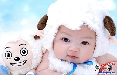 羊?qū)殞毱鹈执笕? /></a>　　2015年2月4日是立春節(jié)氣，過了這一天出生的寶寶就是傳統(tǒng)意義上的羊?qū)殞毩?。你可能會疑惑，為什么不是過了春節(jié)以后呢？關(guān)于這一點，美名騰多次撰文解釋這個問題。如果不清楚的，可以查看美名騰這篇說明文章...</div>
							        <div style="height:5px; font-size:5px"></div>
							        <hr width="99%" style="text-align:center; border-style:dotted; border-width:0px; height:1px;" />
							        <div style="height:5px; font-size:5px"></div>
							    </div>
						        </td>
	</tr><tr style="border-width:0px;">
		<td valign="top">
						        <div style="padding-left:3px; padding-right:3px;line-height:180%">
							         <h3 style="padding:0px;margin:0px;display:inline;"><a id="ctl00_ContentPlaceHolder1_ShowMore1_dgNews_ctl08_HyperLink1" class="headline" href="/Message/ShowNews.aspx?NewsID=3651" target="_blank">屬羊人的運程和起名禁忌破解</a></h3>
							         <span id="ctl00_ContentPlaceHolder1_ShowMore1_dgNews_ctl08_Label1" style="color:Green;font-size:10pt;">2015/1/20 15:34:15</span>
							          <span style="color:Red;font-size:8pt;"></span>
							        <br />
							        <div style="padding-top:1px; width:95%; padding-left:8px; line-height:180%;color:#2f2f2f;font-size:14px;" ><a href=